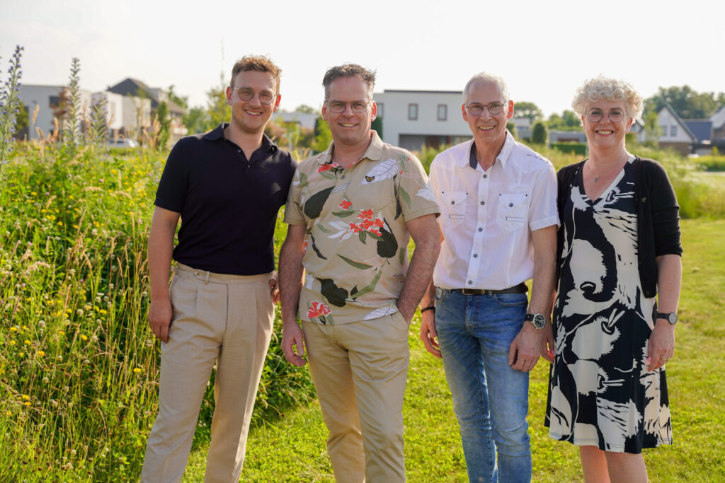 de raadsfractie staat buiten bij de wadi in Hoebenakker en poseert voor de camera. Van lnks naar rechts: Kevin Bax, Marcel Vossen, Peter van Lierop en Carin Sieben