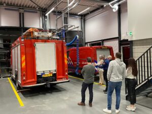 https://jan-nederweert.nl/gastvrij-ontvangen-bij-brandweer-nederweert/Leden van JAN krijgen bij de brandweerauto uitleg van commandant Stals