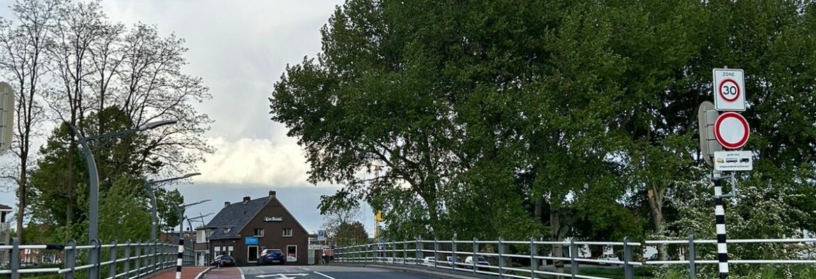 Het kruispunt van Brug 15 en de N266 in Nederweert