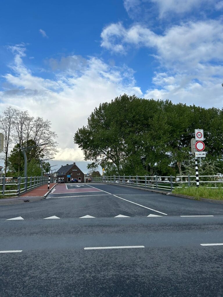 Het kruispunt van Brug 15 en de N266 in Nederweert