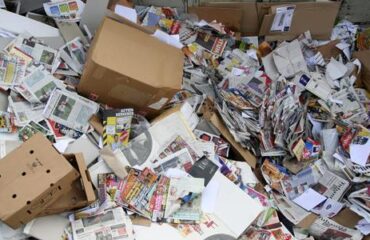 oud papier ligt op een hoop