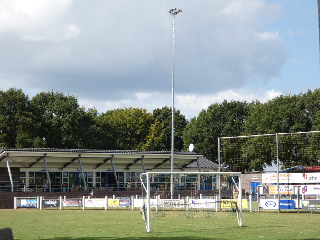 tribune en voetbalveld met de goal in de voorgrond