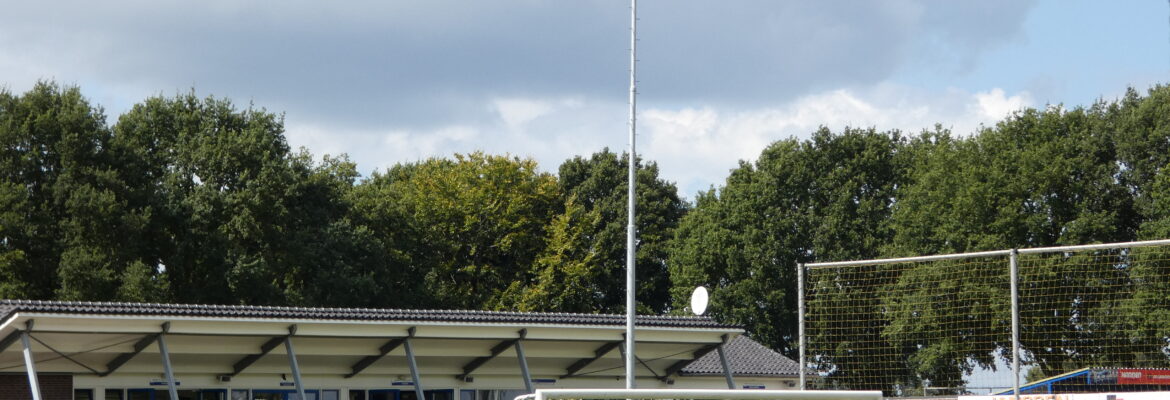 tribune en voetbalveld met de goal in de voorgrond