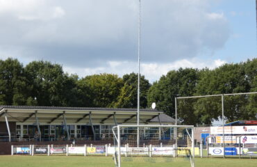 tribune en voetbalveld met de goal in de voorgrond