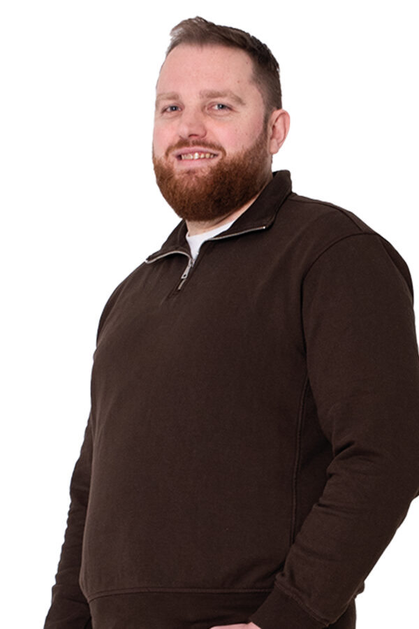 Wouter Bos kijkt je lachend aan. Hij heeft een baard en draagt een donkerbruine trui.