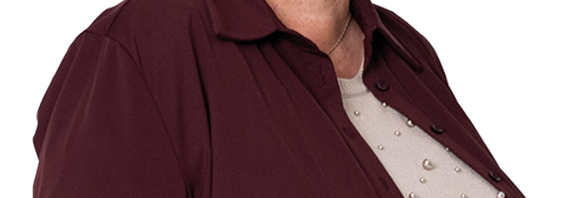 Mariëtte van Horik kijkt lachend. Ze draagt een beige shirt en een bruine blouse eroverheen.