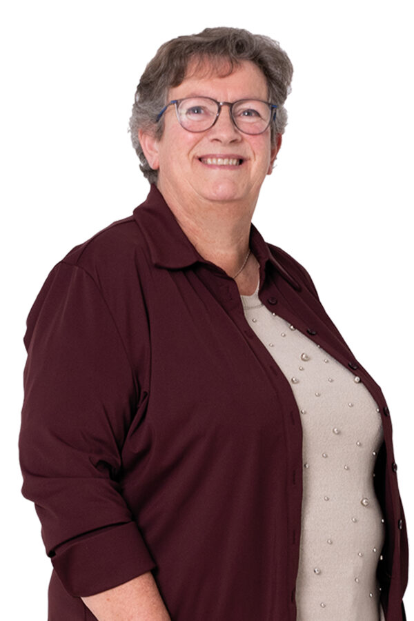 Mariëtte van Horik kijkt lachend. Ze draagt een beige shirt en een bruine blouse eroverheen.