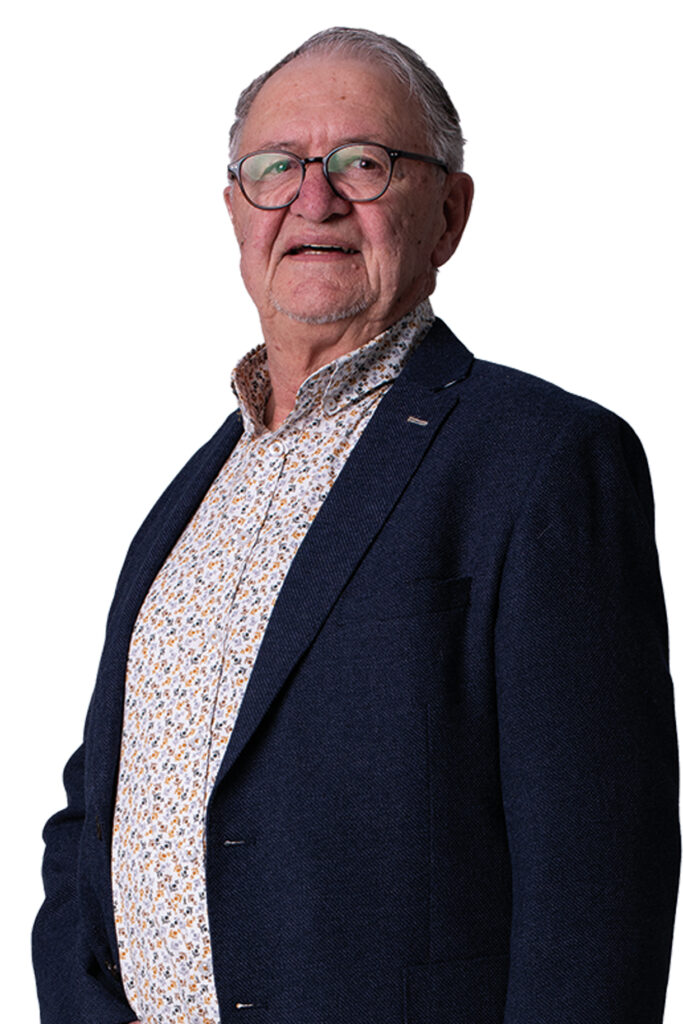 Mart Knapen kijkt je lachend aan. Hij draagt een licht overhemd met een donkerblauw colbert.