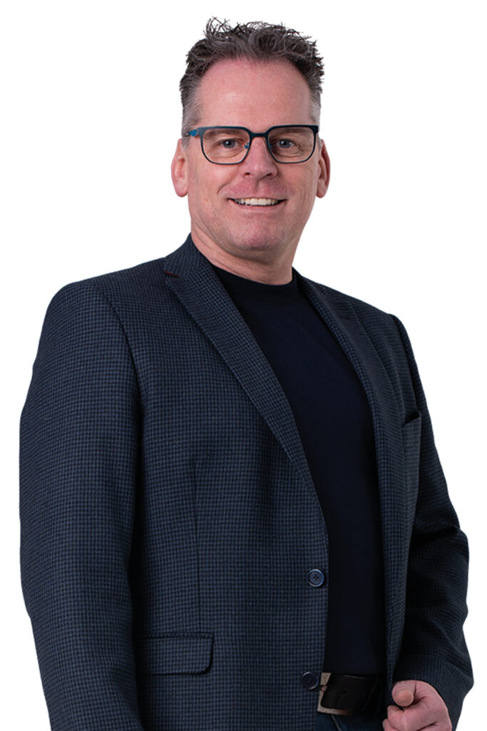 Marcel Vossen kijkt lachend naar jou