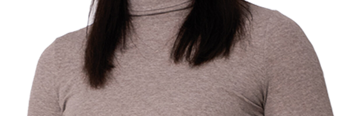 Nikki Turkenburg kijkt je lachend aan. Ze heeft een hand in haar broekzak en draagt een lichtbruin truitje en een spijkerbroek.