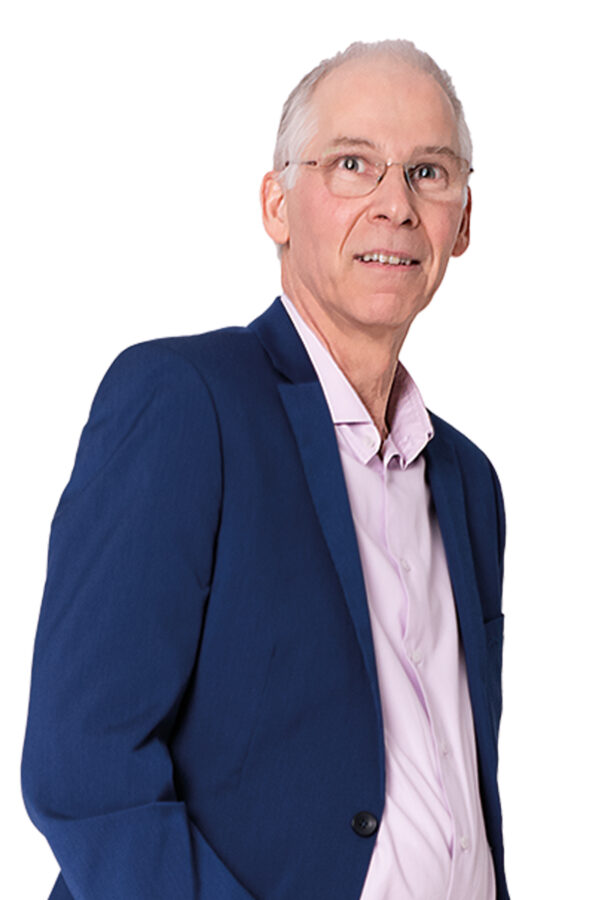 Peter van Lierop kijkt lachend. Hij draagt een lichtroze overhemd en een donkerblauw colbert