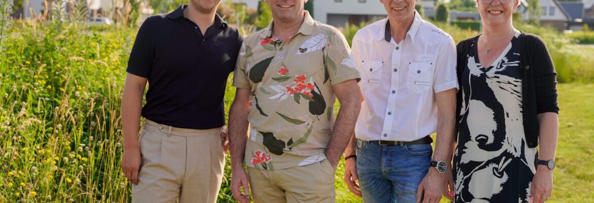 de raadsfractie staat buiten bij de wadi in Hoebenakker en poseert voor de camera. Van lnks naar rechts: Kevin Bax, Marcel Vossen, Peter van Lierop en Carin Sieben