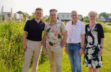 de raadsfractie staat buiten bij de wadi in Hoebenakker en poseert voor de camera. Van lnks naar rechts: Kevin Bax, Marcel Vossen, Peter van Lierop en Carin Sieben