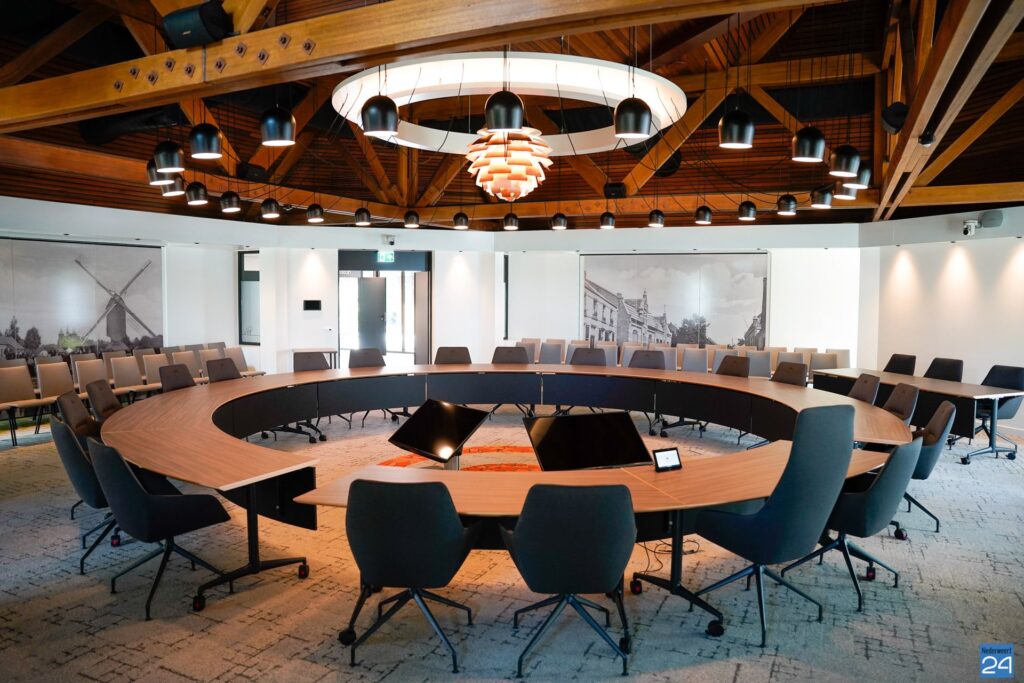 Gemeenteraadszaal met lege stoelen