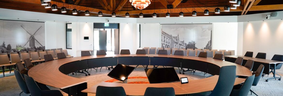 Gemeenteraadszaal met lege stoelen