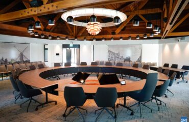 Gemeenteraadszaal met lege stoelen